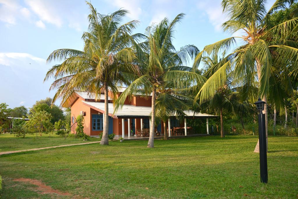 Serenity Lake Resort Yala Tissamaharama Exterior foto